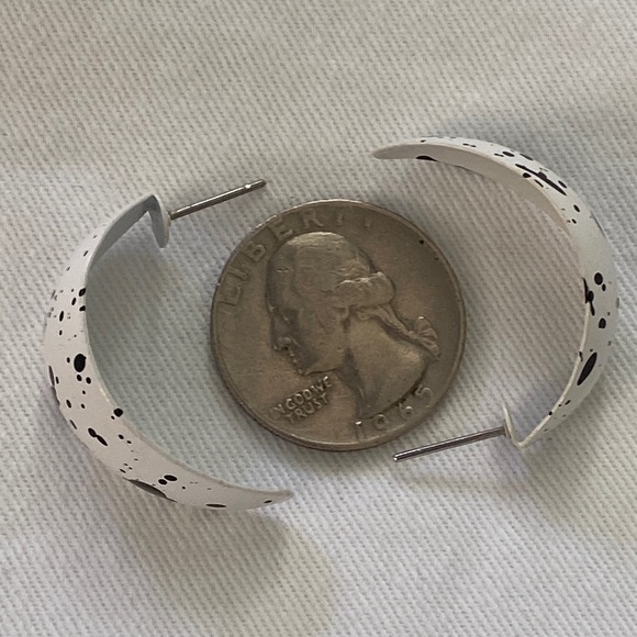 Vintage 80s black and white splatter paint crescent earrings Dalmatian Cow style - Picture 5 of 6